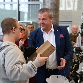 Zväčšiť fotografiu - Remeselné vianočné trhy na trenčianskej župe spájajú sviatočnú atmosféru s dobročinnosťou