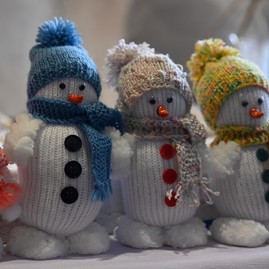 Zväčšiť fotografiu - Remeselné vianočné trhy na trenčianskej župe spájajú sviatočnú atmosféru s dobročinnosťou