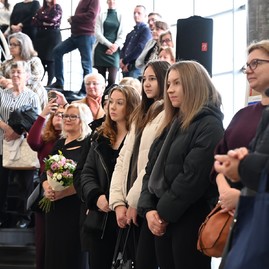 Zväčšiť fotografiu - Remeselné vianočné trhy na trenčianskej župe spájajú sviatočnú atmosféru s dobročinnosťou