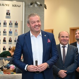 Zväčšiť fotografiu - Remeselné vianočné trhy na trenčianskej župe spájajú sviatočnú atmosféru s dobročinnosťou