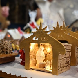 Zväčšiť fotografiu - Remeselné vianočné trhy na trenčianskej župe spájajú sviatočnú atmosféru s dobročinnosťou