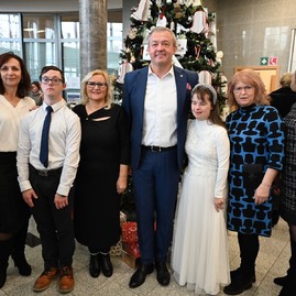 Zväčšiť fotografiu - Remeselné vianočné trhy na trenčianskej župe spájajú sviatočnú atmosféru s dobročinnosťou