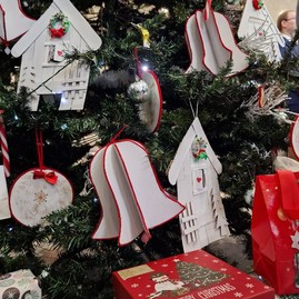 Zväčšiť fotografiu - Remeselné vianočné trhy na trenčianskej župe spájajú sviatočnú atmosféru s dobročinnosťou