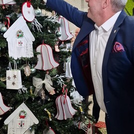 Zväčšiť fotografiu - Remeselné vianočné trhy na trenčianskej župe spájajú sviatočnú atmosféru s dobročinnosťou