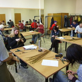 Zväčšiť fotografiu - Remeslo našich predkov – v prievidzi sa koná kurz tradičného košikárstva.