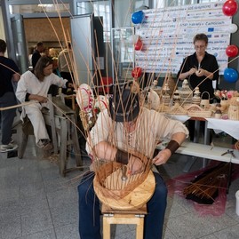 Zväčšiť fotografiu - Remeslo našich predkov – v prievidzi sa koná kurz tradičného košikárstva.