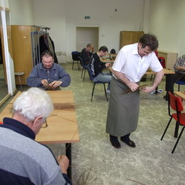 Zväčšiť fotografiu - Remeslo našich predkov – v prievidzi sa koná kurz tradičného košikárstva.