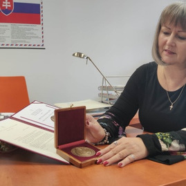 Zväčšiť fotografiu - Riaditeľka zdravotníckej školy laureátkou najvýznamnejšieho ocenenia rezortu školstva - riaditelka SZS TN1