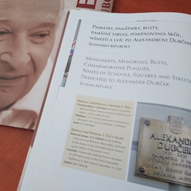 Zväčšiť fotografiu - Rodná obec nezabúda na odkaz politika s ľudskou tvárou, pripomína ho cez novú publikáciu - 20220121_122503