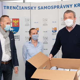 Zväčšiť fotografiu - Rúška zo škôl pomôžu vodičom autobusov a zamestnancom zariadení sociálnych služieb - 20200327_TSK_ruska_006w
