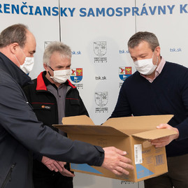 Zväčšiť fotografiu - Rúška zo škôl pomôžu vodičom autobusov a zamestnancom zariadení sociálnych služieb - 20200327_TSK_ruska_009w