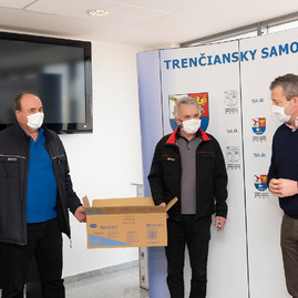 Zväčšiť fotografiu - Rúška zo škôl pomôžu vodičom autobusov a zamestnancom zariadení sociálnych služieb - 20200327_TSK_ruska_010w