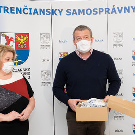 Zväčšiť fotografiu - Rúška zo škôl pomôžu vodičom autobusov a zamestnancom zariadení sociálnych služieb - 20200327_TSK_ruska_011w