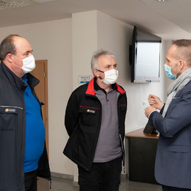 Zväčšiť fotografiu - Rúška zo škôl pomôžu vodičom autobusov a zamestnancom zariadení sociálnych služieb - 20200327_TSK_ruska_025w