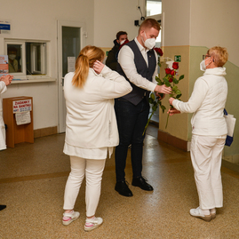 Zväčšiť fotografiu - Ruže dostali aj zamestnankyne myjavskej nemocnice - _DSC5233