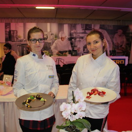 S medailami pre púchovskú soš obchodu a služieb sa v hlavnom meste roztrhlo vrece - IMG_6073