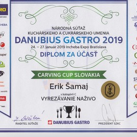 S medailami pre púchovskú soš obchodu a služieb sa v hlavnom meste roztrhlo vrece - Sken_20190131