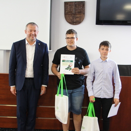 Zväčšiť fotografiu - S napĺňaním ekomapy pomohli župe aj žiaci a študenti - IMG_0048