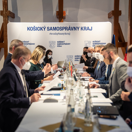 Zväčšiť fotografiu - Samosprávne kraje v košiciach vyjadrili podporu ukrajine, rokovali aj o aktuálnych témach - DSC03201