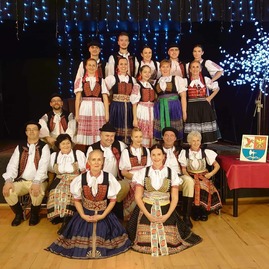 Zväčšiť fotografiu - Šatníky folkloristov doplnia nové kroje i hudobné vybavenie - FS-Úsmev-z-Trenčína_1