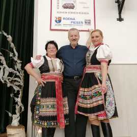 Zväčšiť fotografiu - Šatníky folkloristov doplnia nové kroje i hudobné vybavenie - folklorna skupina vecernica
