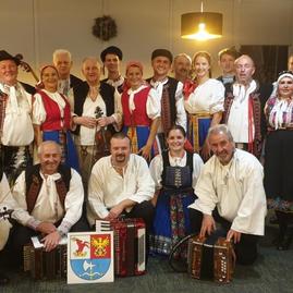 Zväčšiť fotografiu - Šatníky folkloristov doplnia nové kroje i hudobné vybavenie - fs cakovec_VYSTUPENIE-OSRBLIE