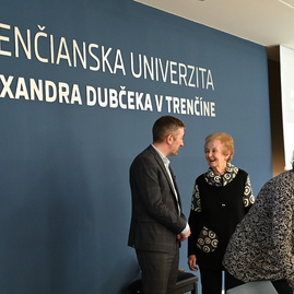 Zväčšiť fotografiu - Seniori v trenčíne sa stretli na vzdelávacom seminári akadémie tretieho veku - 