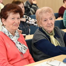 Zväčšiť fotografiu - Seniori v trenčíne sa stretli na vzdelávacom seminári akadémie tretieho veku - 