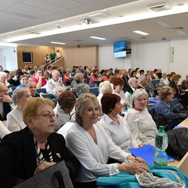 Zväčšiť fotografiu - Seniori v trenčíne sa stretli na vzdelávacom seminári akadémie tretieho veku - 
