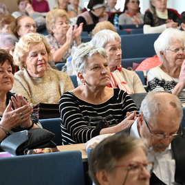 Zväčšiť fotografiu - Seniori v trenčíne sa stretli na vzdelávacom seminári akadémie tretieho veku - 