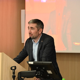 Zväčšiť fotografiu - Seniori v trenčíne sa stretli na vzdelávacom seminári akadémie tretieho veku - 
