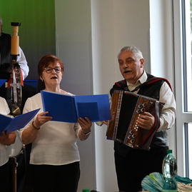 Zväčšiť fotografiu - Seniori v trenčíne sa stretli na vzdelávacom seminári akadémie tretieho veku - 