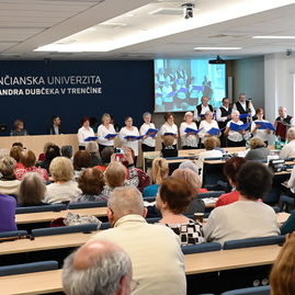 Zväčšiť fotografiu - Seniori v trenčíne sa stretli na vzdelávacom seminári akadémie tretieho veku - 