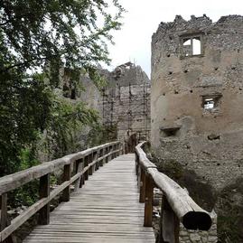Zväčšiť fotografiu - Siedmy ročník vrchárskej koruny trenčianska s deviatkou nových vrcholov - 13x7_hrad_uhrovec-448060b3f41fe17aafaa1e9b4ac14827