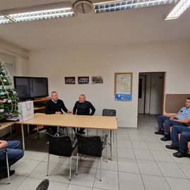 Zväčšiť fotografiu - Silvester v znamení výstupu na strážov či návštev záchranných zložiek a cestárov - 20221231_152603