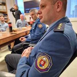 Zväčšiť fotografiu - Silvestrovské poďakovanie tým, ktorí sa starajú o bezpečné považie