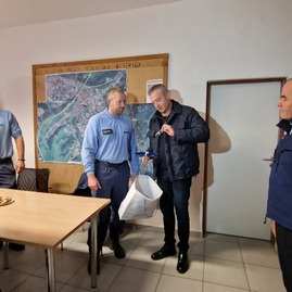 Zväčšiť fotografiu - Silvestrovský výstup na strážov aj návšteva správy ciest tsk a záchranných zložiek - 20231231_161326
