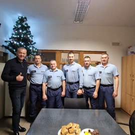Zväčšiť fotografiu - Silvestrovský výstup na strážov aj návšteva správy ciest tsk a záchranných zložiek - 20231231_181121