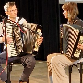 Zväčšiť fotografiu - Slávnostnou akadémiou oslávilo gymnáziu považská bystrica svoje 70. výročie - 20231110_103656