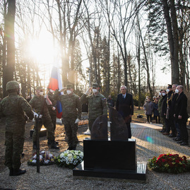 Zväčšiť fotografiu - Smutné výročie tragickej udalosti v novákoch - TSK_Výbuch VOP Nováky_15 rokov_mini-9