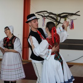 Zväčšiť fotografiu - Sobota v hornej breznici a uhrovci v znamení fašiangov, v poluvsí dominoval spev - IMG_0109