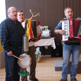 Zväčšiť fotografiu - Sobota v hornej breznici a uhrovci v znamení fašiangov, v poluvsí dominoval spev - IMG_0242