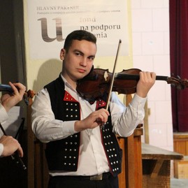 Zväčšiť fotografiu - Sobota v hornej breznici a uhrovci v znamení fašiangov, v poluvsí dominoval spev - IMG_0356