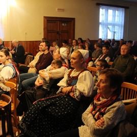 Zväčšiť fotografiu - Sobota v hornej breznici a uhrovci v znamení fašiangov, v poluvsí dominoval spev - IMG_0360