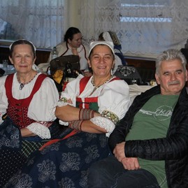 Zväčšiť fotografiu - Sobota v hornej breznici a uhrovci v znamení fašiangov, v poluvsí dominoval spev - IMG_0382