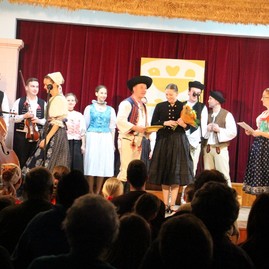 Zväčšiť fotografiu - Sobota v hornej breznici a uhrovci v znamení fašiangov, v poluvsí dominoval spev - IMG_0387