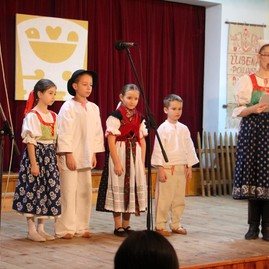 Zväčšiť fotografiu - Sobota v hornej breznici a uhrovci v znamení fašiangov, v poluvsí dominoval spev - IMG_0405