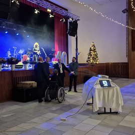 Zväčšiť fotografiu - Sobota v kraji patrila výročiu i živému orloju - 20231209_192338