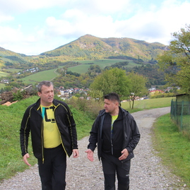 Sobotné slnečné lúče podnietili v košeckom podhradí na výstup na hrad košeca deti aj dospelých - IMG_3157