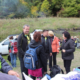 Sobotné slnečné lúče podnietili v košeckom podhradí na výstup na hrad košeca deti aj dospelých - IMG_3160